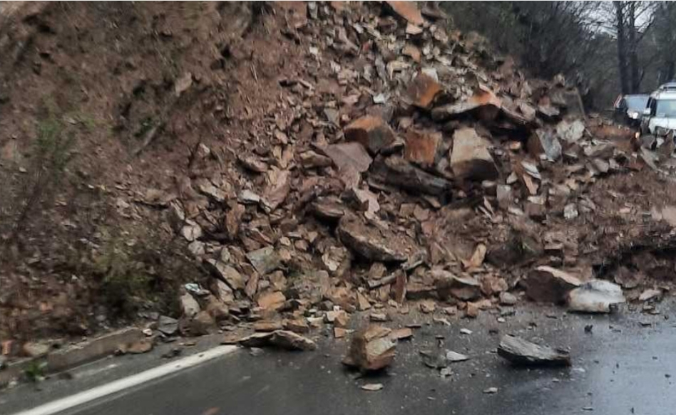 Се расчистува поголем одрон од карпа на патот Градско-Велес