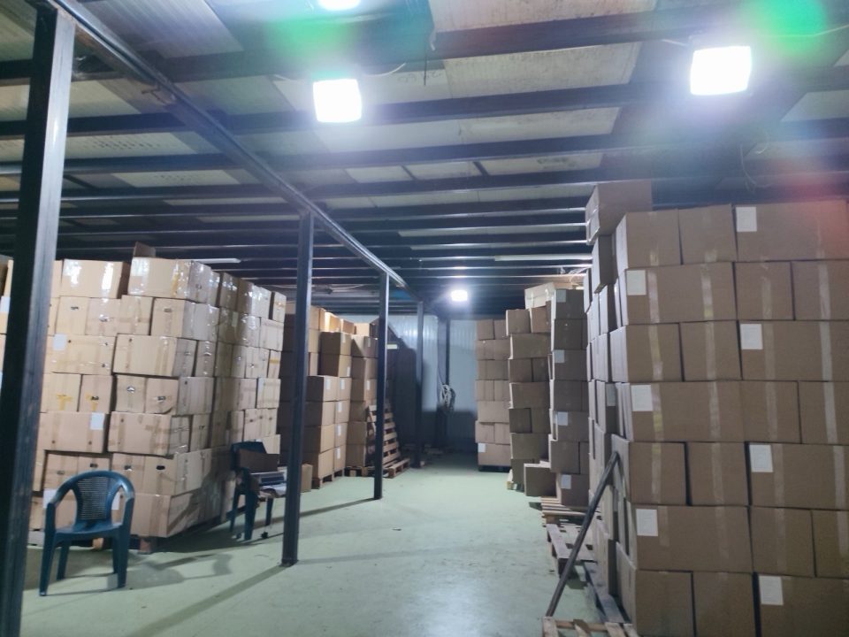 (фоторепортажа) ОД АКЦИЈАТА ВО СТРУМИЦА: Од фабриката на газда близок до Заеви од која по претресот беа извадени 21 тон марихуана