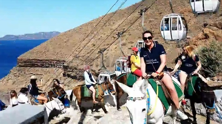 (видео) ГРЦИЈА ВОВЕДУВА ПОСТРОГИ ПРАВИЛА: Туристите што се потешки од 100 кг веќе нема да смеат да јаваат магариња на Санторини