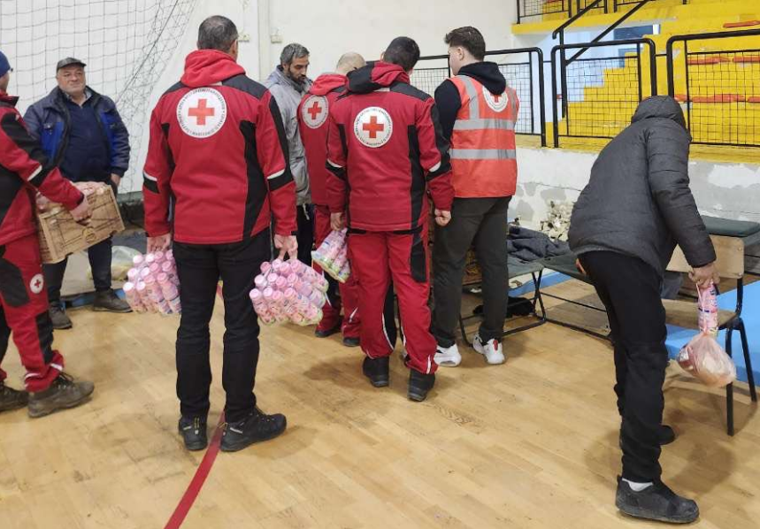 ПОМОШ НА ТЕРЕН ПО ПОПЛАВАТА ВО КИЧЕВО: Евакуирани се и згрижени 250 лица од кои 61 се дете, најмалото е бебе и има само еден месец