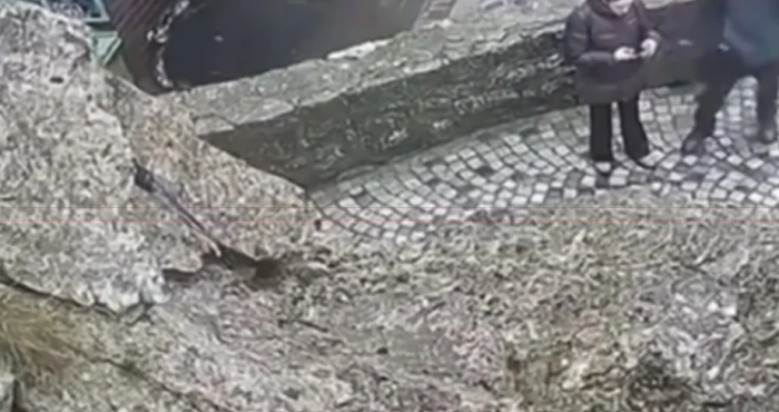 ВИДЕО: Избегната трагедија на Матка, се урна карпа во непосредна близина на посетители