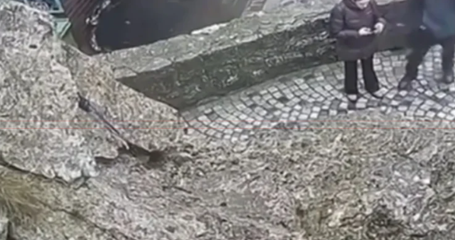 ВИДЕО: Избегната трагедија на Матка, се урна карпа во непосредна близина на посетители