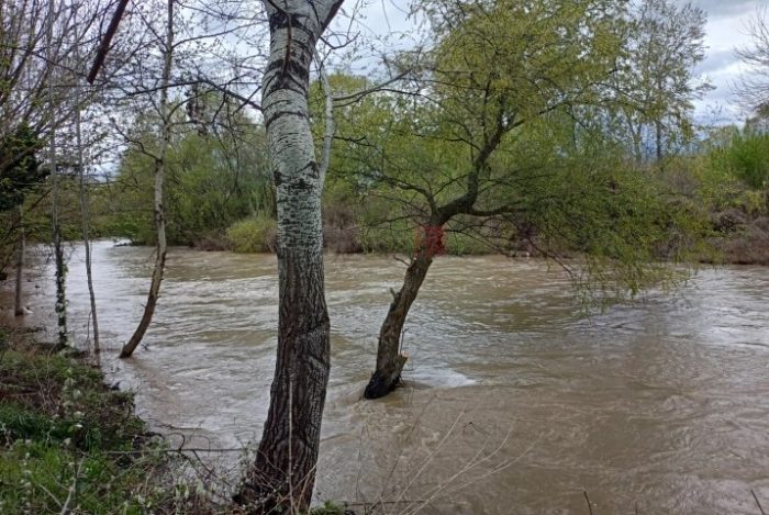 ЦУК ЗА ПОПЛАВИТЕ: Потпорен ѕид паднал врз куќа во Тетово, свлечишта на неколку места во Тетовско, поплавени 200 куќи во Форино