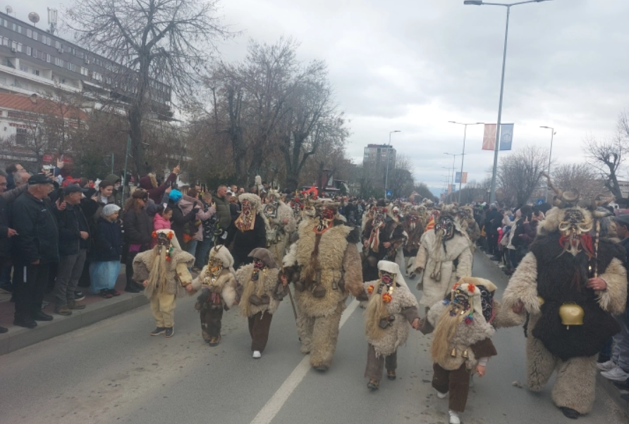 Неколку стотини маски дефилираа на карневалот Прочка во Прилеп, ги предводеа Мечкарите