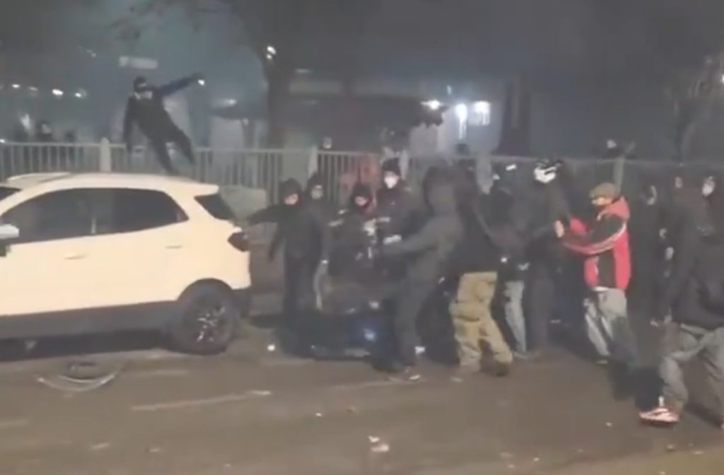 ГОЛЕМИ НЕРЕДИ ВО ИТАЛИЈА: Повредени 31 полицаец во протестите против затворањето на левичарски културен центар во Торино