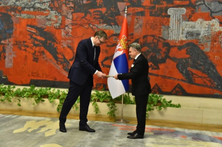 СДС И КУЗЕСКА „ВО ОФСАЈД“: Предлогот Душан Адамовиќ за конзул е од амбасадорот на Македонија што го поставија СДС и ДУИ