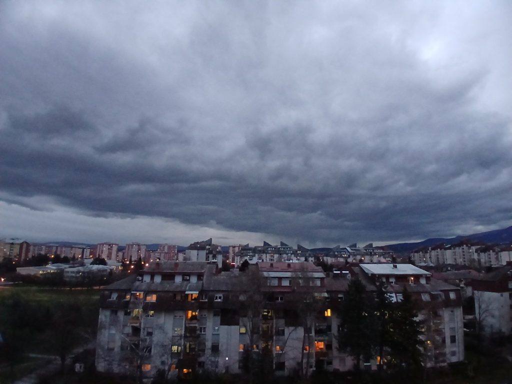 ВРЕМЕ: Променливо облачно со сончеви периоди и силен северен ветер, температури од -1 до 11 степени, затоплување се очекува од понеделник