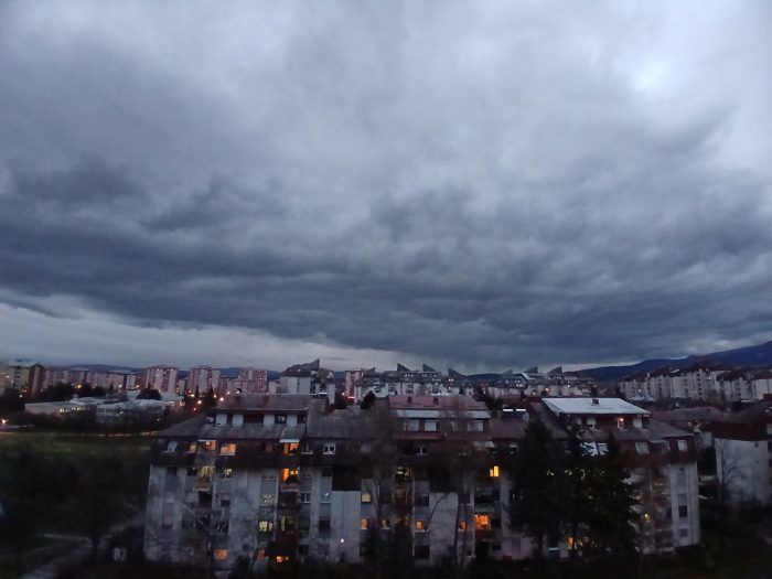 ВРЕМЕ: Променливо облачно со сончеви периоди и услови за провејување снег