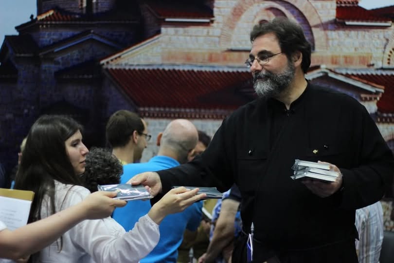 ОТЕЦ ТОДОРОВ: Зошто современите православни христијани не читаат или многу ретко читаат Свето Писмо?