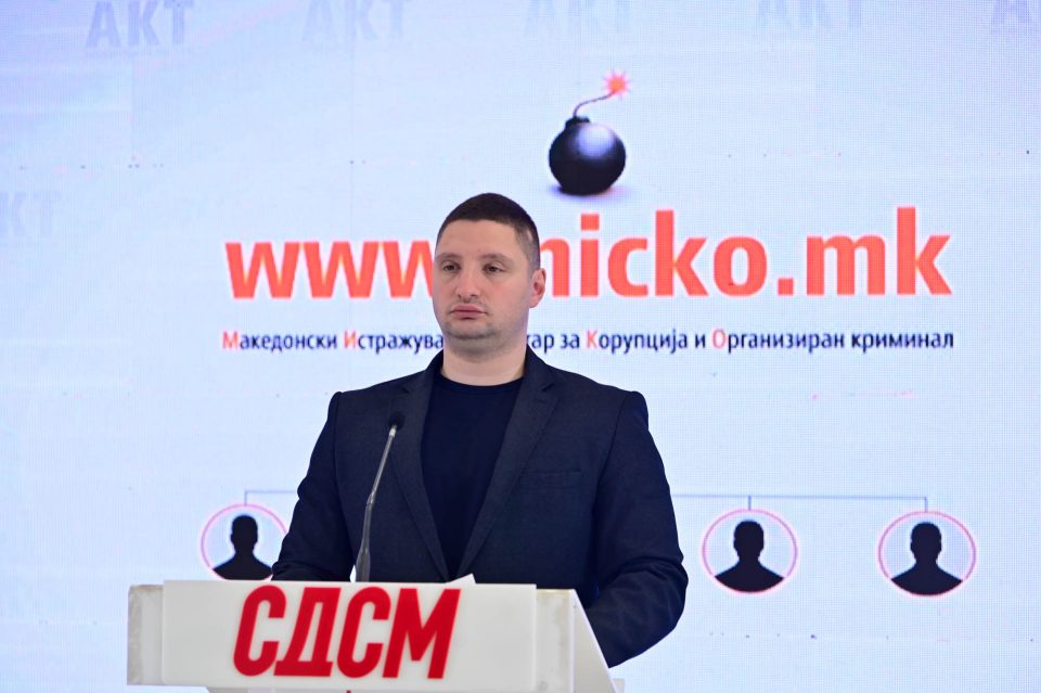 ТЕОРИИ НА ЗАГОВОР НА ШМРЧКО: Три линии, милијарда инсинуации и пред кооперација би му рекле „мали, муабетот не ти држи вода“!