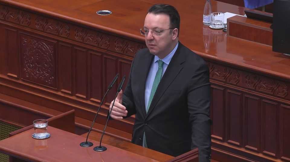НИКОЛОСКИ: На Македонија очајно и е потребна правда и владеење на правото, Савески е личност што може да ја испорача