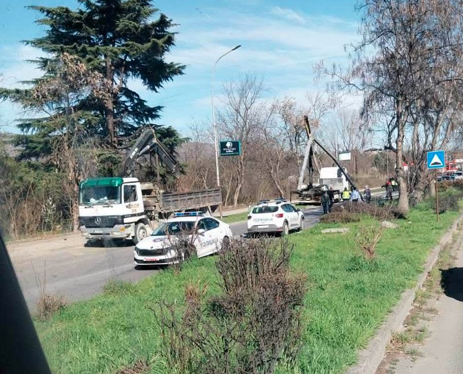 Камион удрил во семафор во Автокоманда, повреден пешак
