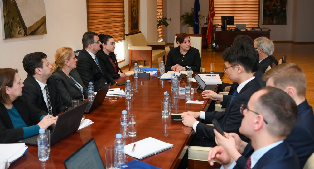 ДИМИТРИЕСКА-КОЧОСКА на средба со претставници од ММФ: Економијата со стабилен раст и јасна фискална рамка