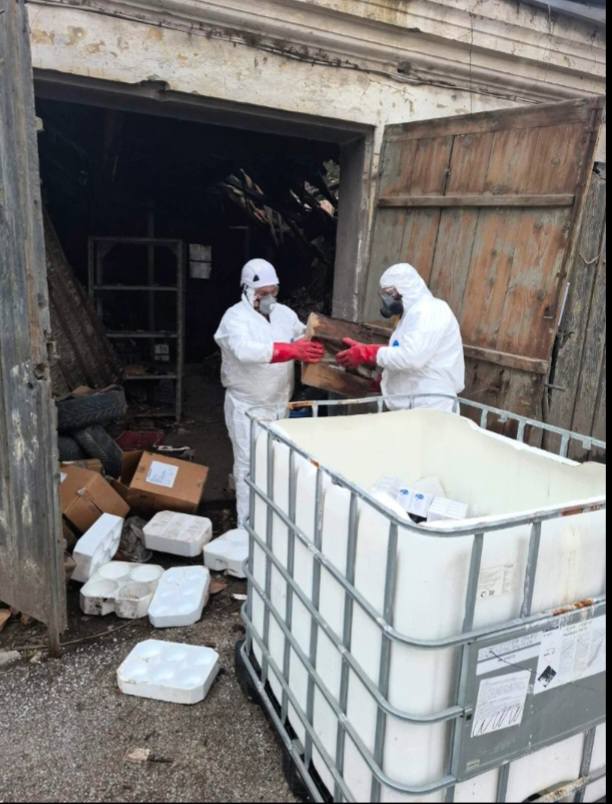 (Фото галерија) ОПАСНИОТ ХЕМИСКИ ОТПАД ШТО МОЖЕЛ ДА ПРЕДИЗВИКА ХАВАРИЈА: Директорката на ИЈЗ, Андоновска, вечерва сликовито ја запозна јавноста