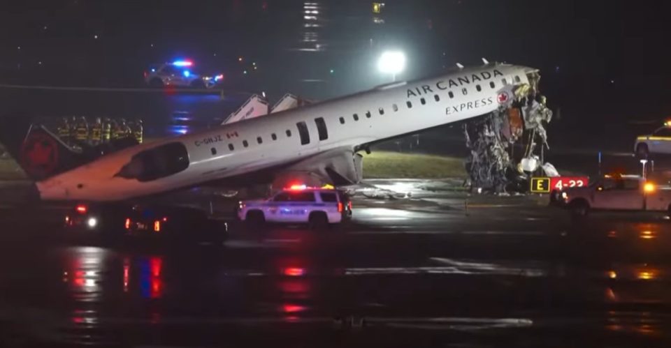 АВИОНСКА НЕСРЕЌА ВО САД: Пилотот и копилотот загинаа, а неколку лица се повредени при слетување на авион на Ер Канада во Њујорк
