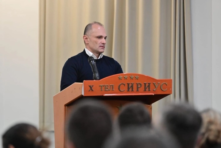 ФИЛИПЧЕ КОПА ВО СТРУМИЦА: Откако „откопа мигранти“, сега копа дупки во буџетот, платите и пензиите, а наесен ќе откопа и енергетска криза