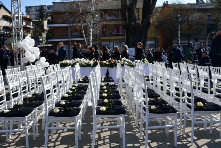 ВИЗУЕЛЕН СПОМЕНИК НА НЕДОВРШЕНИТЕ СОНИШТА: Симболична инсталација „63 бели столчиња – 63 животи“ за загинатите во Пулс