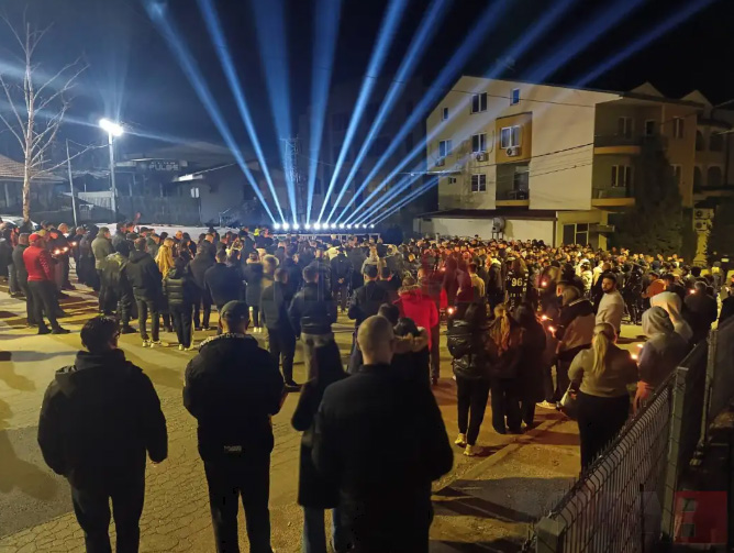 ПОЧИТ ЗА ЗАГИНАИТЕ ВО ПОЖАРОТ: Минута молк, во 2:32 часот и срциња со испишани имиња на загинатите во дискотеката во Кочани