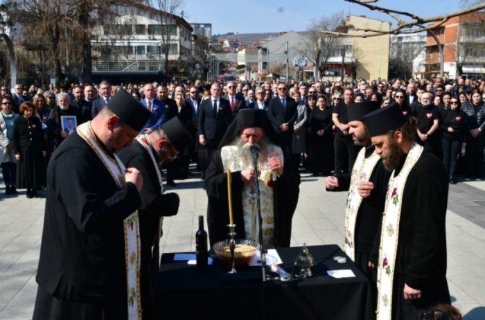 ДЕН НА СЕЌАВАЊЕ: Молитва за упокоените, гласна тишина и шеесет и три столчиња поставени во Паркот на револуцијата во Кочани