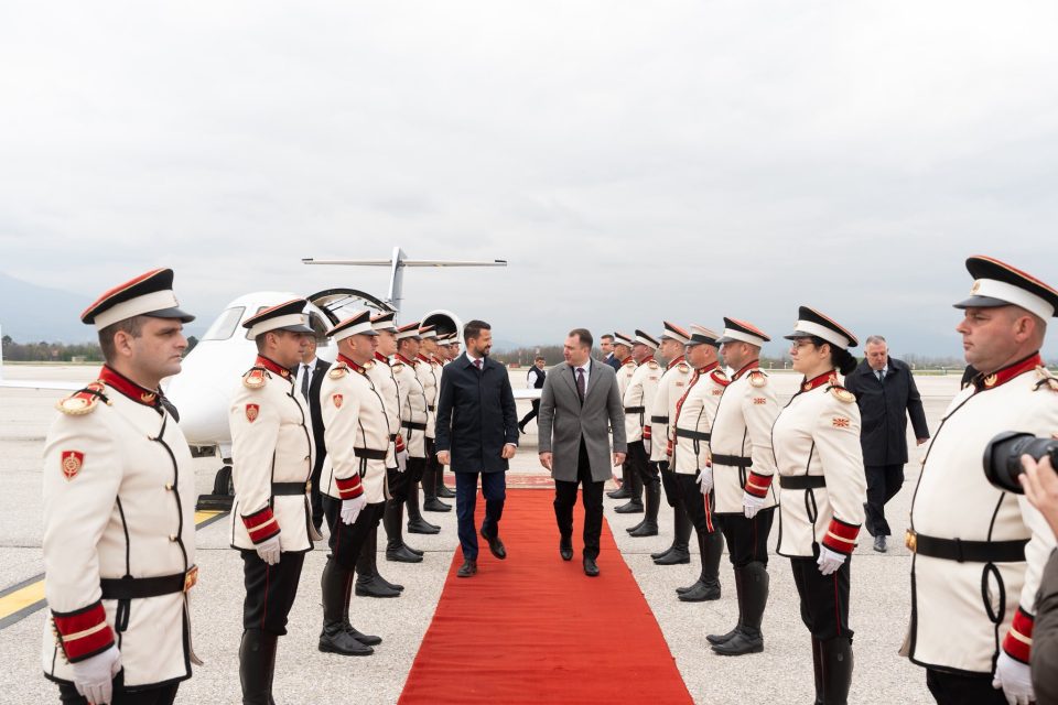 МИЛАТОВИЌ ВО ПОСЕТА НА МАКЕДОНИЈА: Претседателот на Црна Гора со високи почести беше пречекан на аеродромот во Скопје