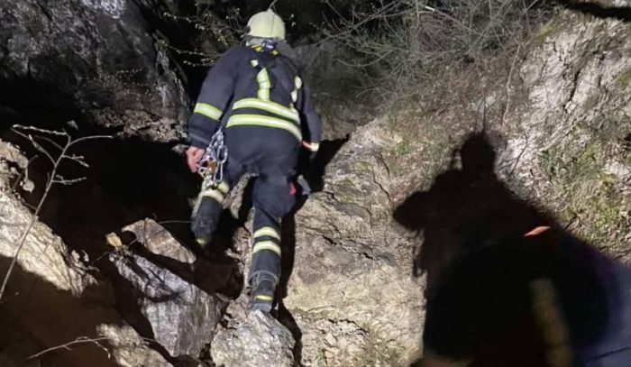 СПАСЕНА ДЕВОЈКА ВО СТРУМИЦА: Од тежок терен во провалија под Цареви Кули ја извлекоа пожарникари и ја предадоа на Итна помош