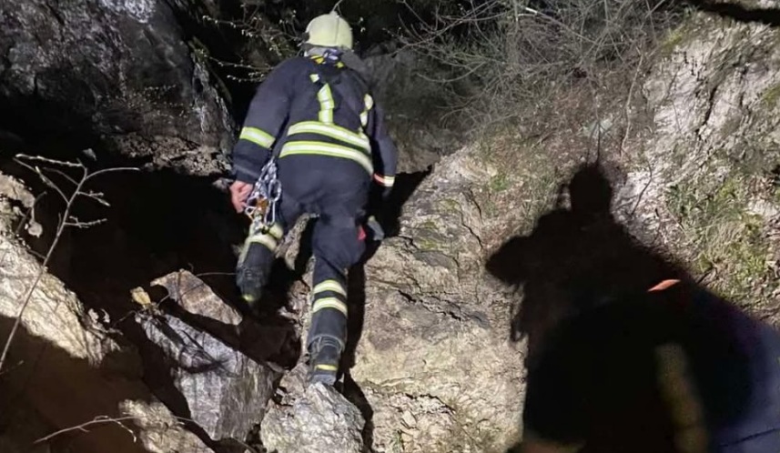 СПАСЕНА ДЕВОЈКА ВО СТРУМИЦА: Од тежок терен во провалија под Цареви Кули ја извлекоа пожарникари и ја предадоа на Итна помош