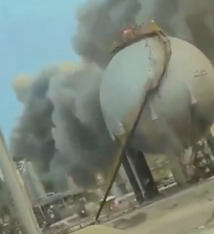 (видео) ВОЈНАТА СЕ РАЗГОРУВА: Иран нападна еден од најважните енергетски центри во светот во Саудиска Арабија, кој престана со работа