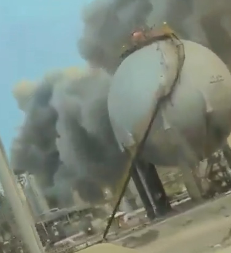 (видео) ВОЈНАТА СЕ РАЗГОРУВА: Иран нападна еден од најважните енергетски центри во светот во С. Арабија, кој венаш престана со работа