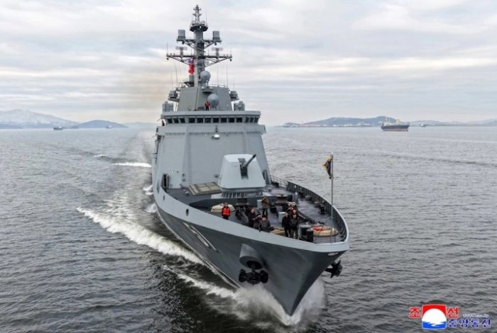 КИМ СЕ КАЧИ НА НОВИОТ РАЗУРНУВАЧ ОД 5.000 ТОНИ: Нашата морнарица добива моќни офанзивни капацитети, рече лидерот на С. Кореја