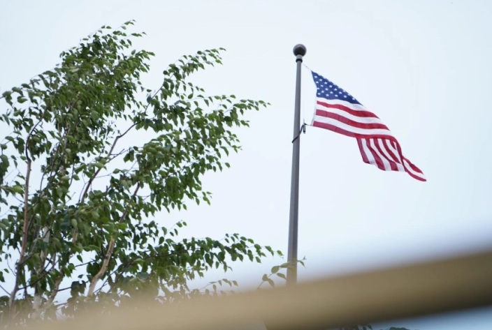 АМБАСАДАТА НА САД ВО ПЛАМЕН: Оган и чад се издигаат над Амбасадата во Кувајт по иранскиот напад, објавија медиуми повикувајќи се на очевидци