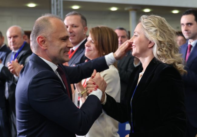 ДЕСНАТА РАКА НА ФИЛИПЧЕ: Фани Сорос ифрит лута оти власта не ги „консолидира“ Македонците за да ги внесат Бугарите во Устав?!