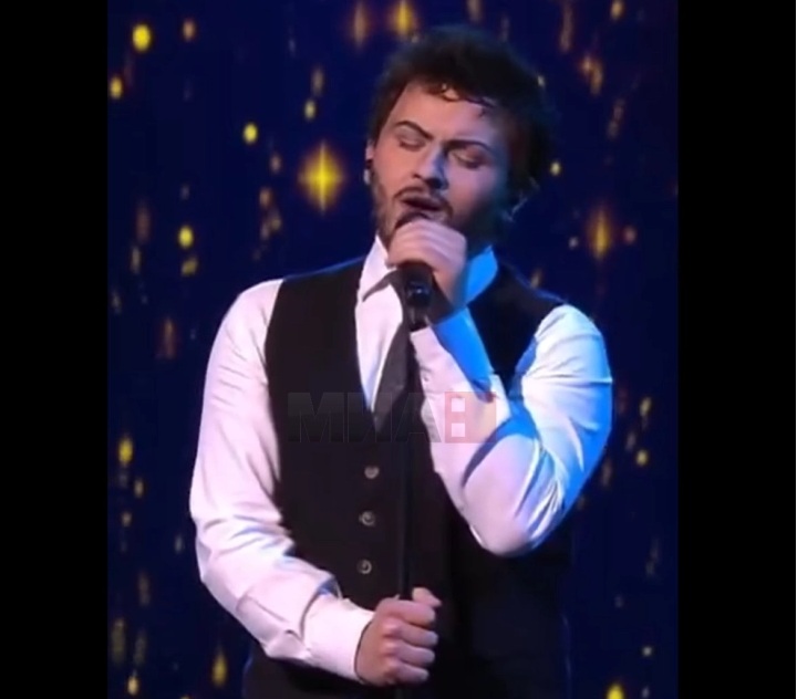 ТВОЕТО ЛИЦЕ ЗВУЧИ ПОЗНАТО: Хрватскиот пејач Свен Поцрниќ ја расплака публиката откако на сцена се трансформира во Тоше Проески