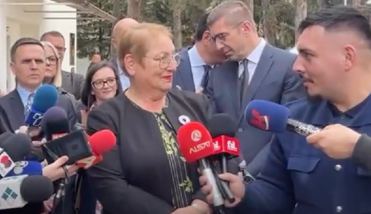 ВЛАДА: Изразуваме остра реакција за непримерната реторика на новинарот во Тетово во обраќањето кон министерката Јаневска