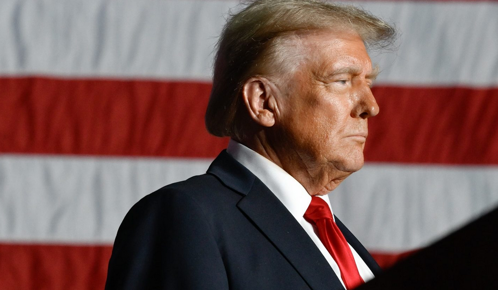 Трамп вели дека ќе распореди агенти на американската Служба за имиграција и царина на аеродромите поради застој во финансирањето