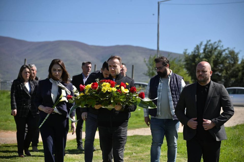 СЕЌАВАЊЕ НА КРВАВИОТ ВЕЛИЧЕТВРТОК: Запалени свеќи, цвеќе и оддадена почит за жртвите од Смилковско Езеро