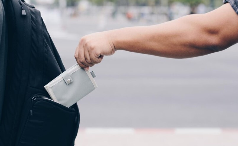 ШУТО ОРИЗАРИ: Ѝ понудил помош на старица, па ја нападнал и ограбил