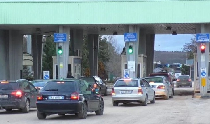 КОЛОНИ ОД ВОЗИЛА НА ЌАФАСАН: Албанци во Македонија по нафта и храна (ВИДЕО)