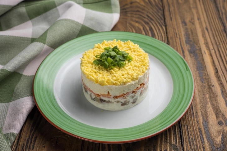 РЕЦЕПТ ЗА ВЕЛИГДЕНСКА САЛАТА: Ладно предјадење кое често се подготвува за празници и свечени пригоди