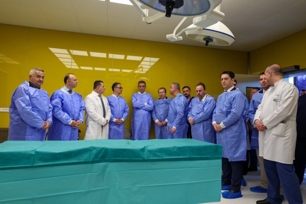 РЕКОНСТРУИРАНИ ШЕСТ ОПЕРАЦИОНИ САЛИ: За неколку месеци треба да бидат пуштени уште четири, најавува премиерот Мицкоски