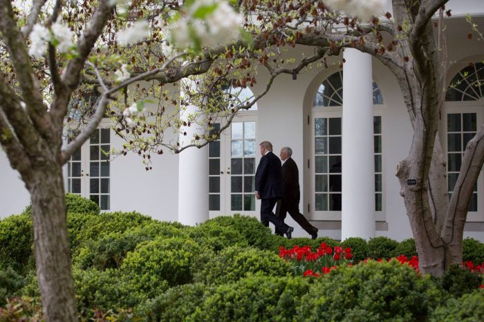 СРЕДБА БЕЗ ЕПИЛОГ: Трамп го заврши состанокот со највисоките советници за Ормуската теснина и отиде да игра голф