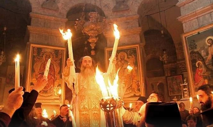 ДЕН ПРЕД ВОСКРЕСЕНИЕТО ХРИСТОВО: Благодатниот оган и во оваа Велика сабота се појави во Светиот гроб во Ерусалим