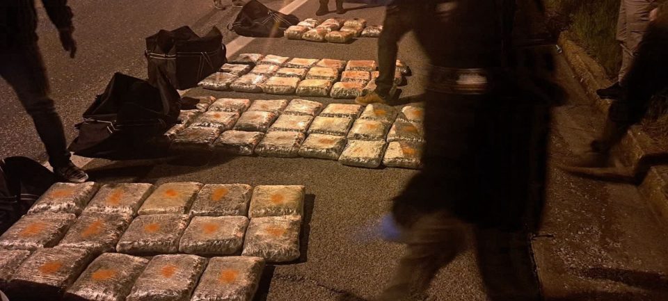 ЗАПЛЕНEТА ДРОГА КАЈ ГРАДСКО: По бркотница кај наплатната рампа Стоби, двајцата мажи се обиделе да побегнат со 65 кг марихуана