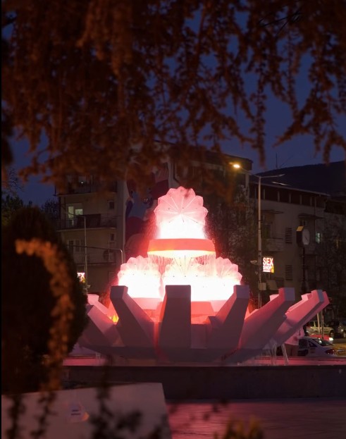 (видео) ЛОТОСОВ ЦВЕТ ПОВТОРНО БЛЕСНА: Секој чекор носи своја приказна и секој агол од фонтаната чува дел од нечија младост во Скопје