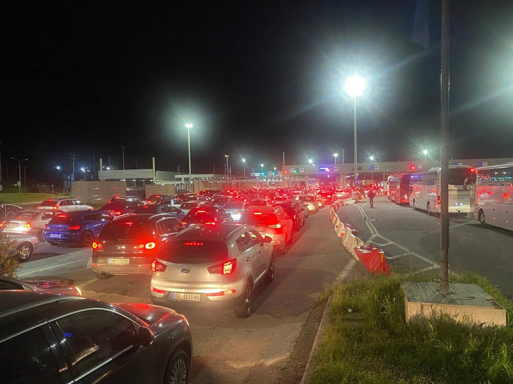 ПРОДОЛЖЕН ВИКЕНД: Над 16.000 македонски граѓани преку Табановце и Богородица заминале од Македонија да слават Велигден во странство