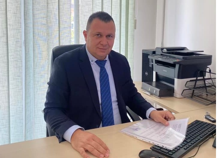 МИХАИЛОВ ДО АПАСИЕВ: Професоре, врзи си ги загарите кои постојано си ги шеташ со тебе зад навидум лажните непознати профили