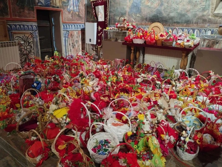 ВЕЛИГДЕНСКА ТРАДИЦИЈА ВО СТРУГА: Вапцани јајца и парче облека во кошничка се носат в црква да преноќат и се земаат на Велипеток