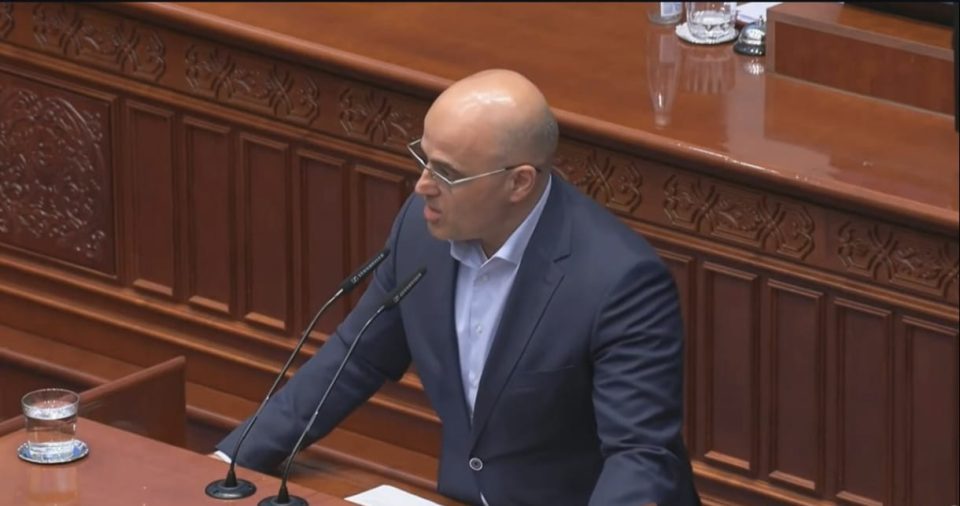 СДС НИ ГО ВРАЌА ИМЕТО ШТО НИ ГО ОТПИША: Заев Втори во Собрание 4 пати кажа Македонија без придавката северна, 4 пати ура за Таче!