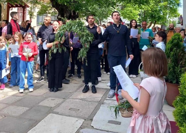 ЛАЗАРЕВА САБОТА ВО СКОПЈЕ: Поворка од храмот Св. Димитриј по улица Македонија до црквата Св. цар Константин и царица Елена