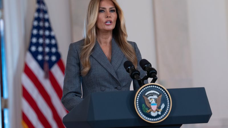 МЕЛАНИЈА ТРАМП: Злонамерни лаги и клевети се сите тврдења дека на било кој начин сум била поврзана со посрамотениот Џефри Епстин