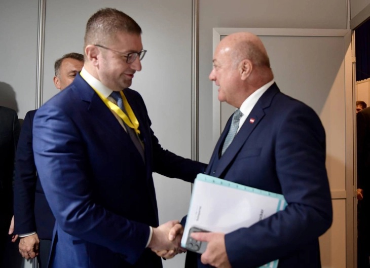 МИЦКОСКИ ВО ВИЕНА: По средбата со канцеларот Штокер ќе се обратат на бизнис форум за соработка меѓу двете земји